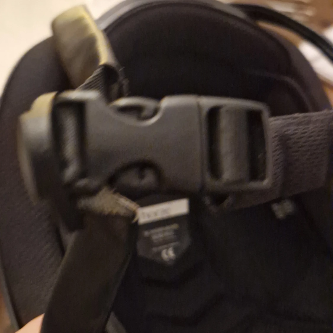 Svart hjälm med glittrig detalj från Horze - 93