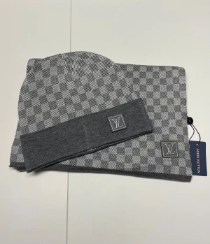 Lv set Mössa och Halsduk - Helt nytt set mössa + halsduk. Storlek: One size. Snabb frakt (inom 24h) Skriv gärna vid fler frågor. Kan även mötas i Stockholm.