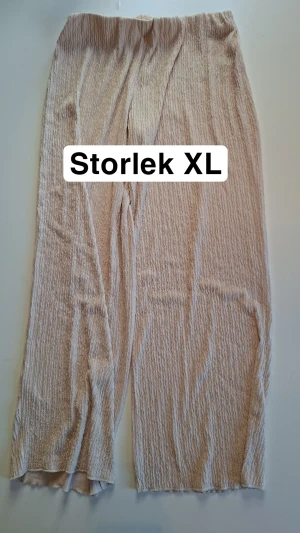 Linnebyxor - Ett par linnebyxor i storlek XL. Använda en hel del men är i fint skick. Dem är något långa i benen för mig som är 167 cm lång. Jag postar samma dag som köp sker ❤️ djur och rökfritt hem ❤️