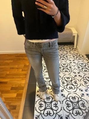 Lågmidjade bootcut jeans  - Lågmidjade bootcut jeans från Gina med fina detaljer på fickorna 🩶
