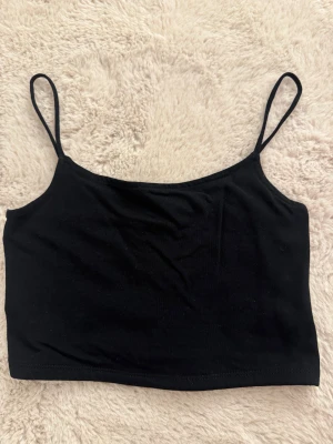 Svart linnetopp från FB Sister XS - En svart, enkel linnetopp från FB Sister (New Yorker)  i storlek XS. Toppen har smala axelband och gjord i ett väldigt bekvämt material. - Säljer då den aldrig kommit till användning 