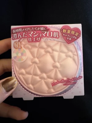 Canmake Marshmallow Finish Powder - Söt ansiktspuder från Canmake i limited edition, Marshmallow Finish Powder Abloom 01. Kommer i en quiltad rosa förpackning med hjärtdetaljer. Pudret har fem färger som ger en jämn och naturlig finish, perfekt för att fixera din makeup och ge huden ett mjukt, matt utseende.
