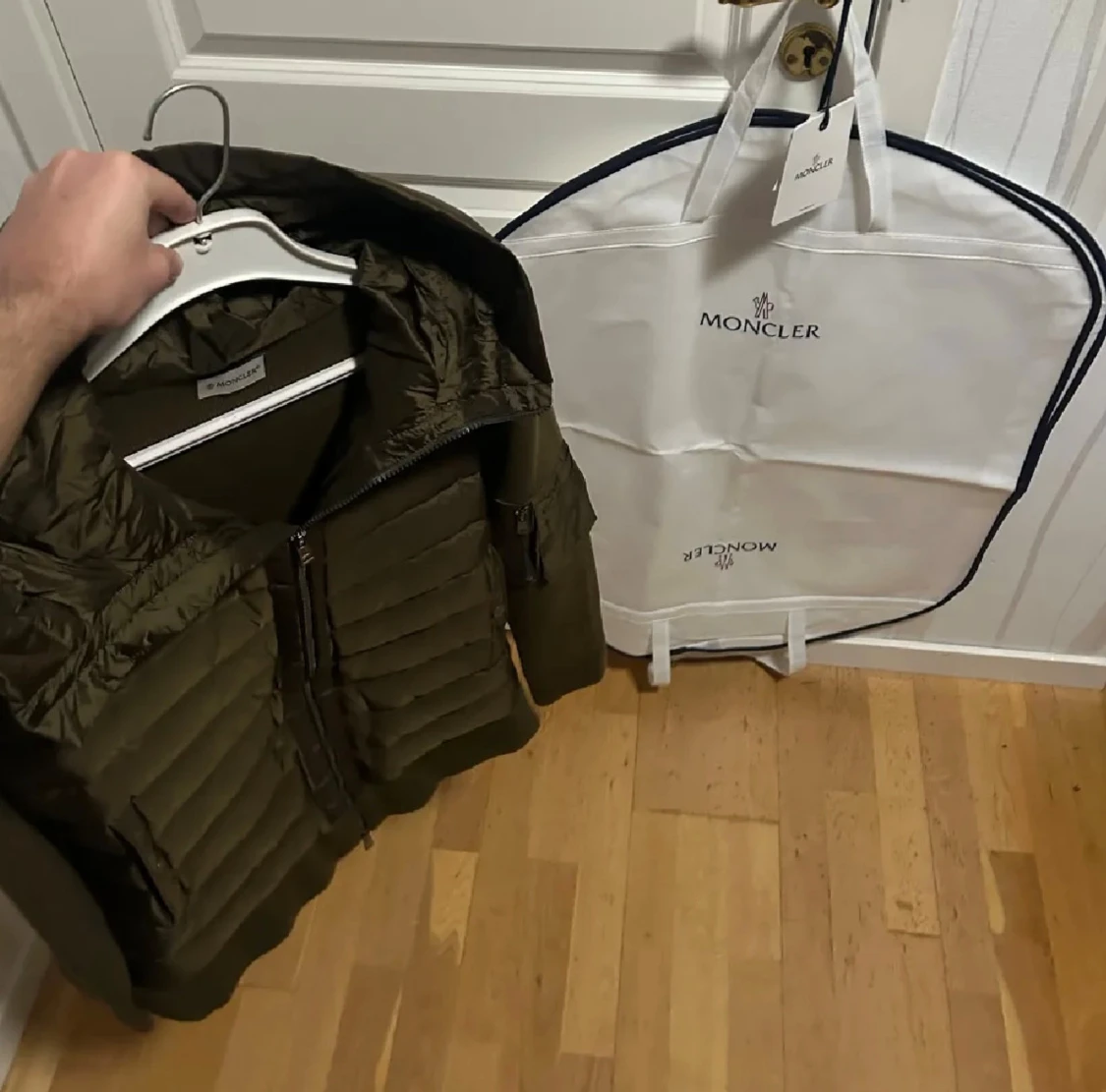 Olivgrön Moncler dunjacka med huva