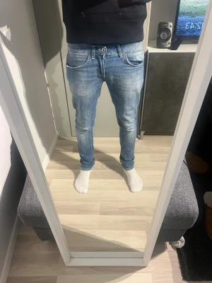 Dondup George  - Snygga ljusblå jeans från Dondup, modell George skinny fit, storlek 30 och passar runt 180.   Nästa helt nya, pris: 999 skriv för mer frågor!