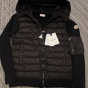 Moncler cardigan  - Säljer en helt ny svart dunjacka från Moncler i storlek L. Jackan är  oanvänd och taggarna sitter kvar på den. Endast för 3500kr