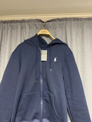  Polo Ralph Lauren - Snygg marinblå kofta från Polo Ralph Lauren 