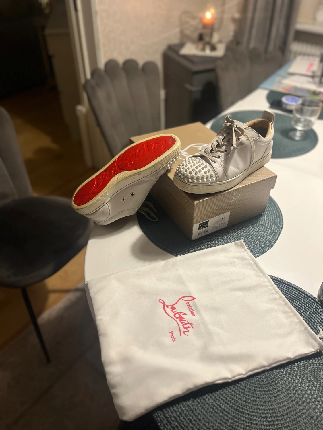 Christian Louboutin vita sneakers med nitar - 1