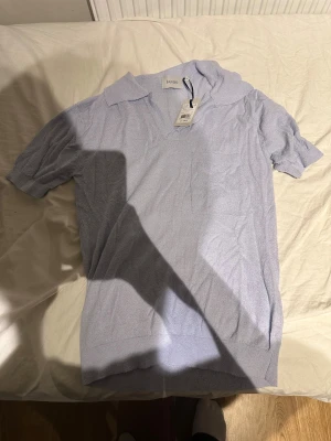 Ljusblå pikétröja från Sandö - Säljer en ljusblå pikétröja från Sandö i storlek S. (Nypris 600 kr)