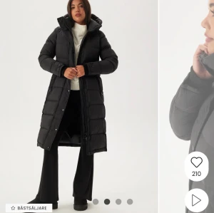 Rock and blue Falcon vinterjacka  - Lång svart pufferjacka med huva och dragkedja hela vägen från rock and blue i modellen Falcon. Jackan har sidfickor och extra dragkedjor i sidorna. Jackan är i mycket fint skick! Nypris 4000, säljes för 2200. 