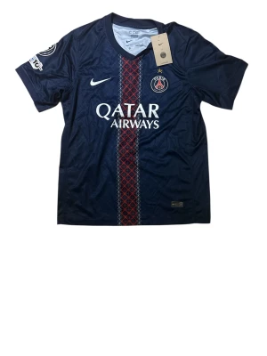 PSG 25/26 Doué 14 – Snabb affär - Nyare PSG-modell med Doué 14-tryck. Fint skick, bra tryck, ren tröja. Perfekt för vardag eller supporterfit.