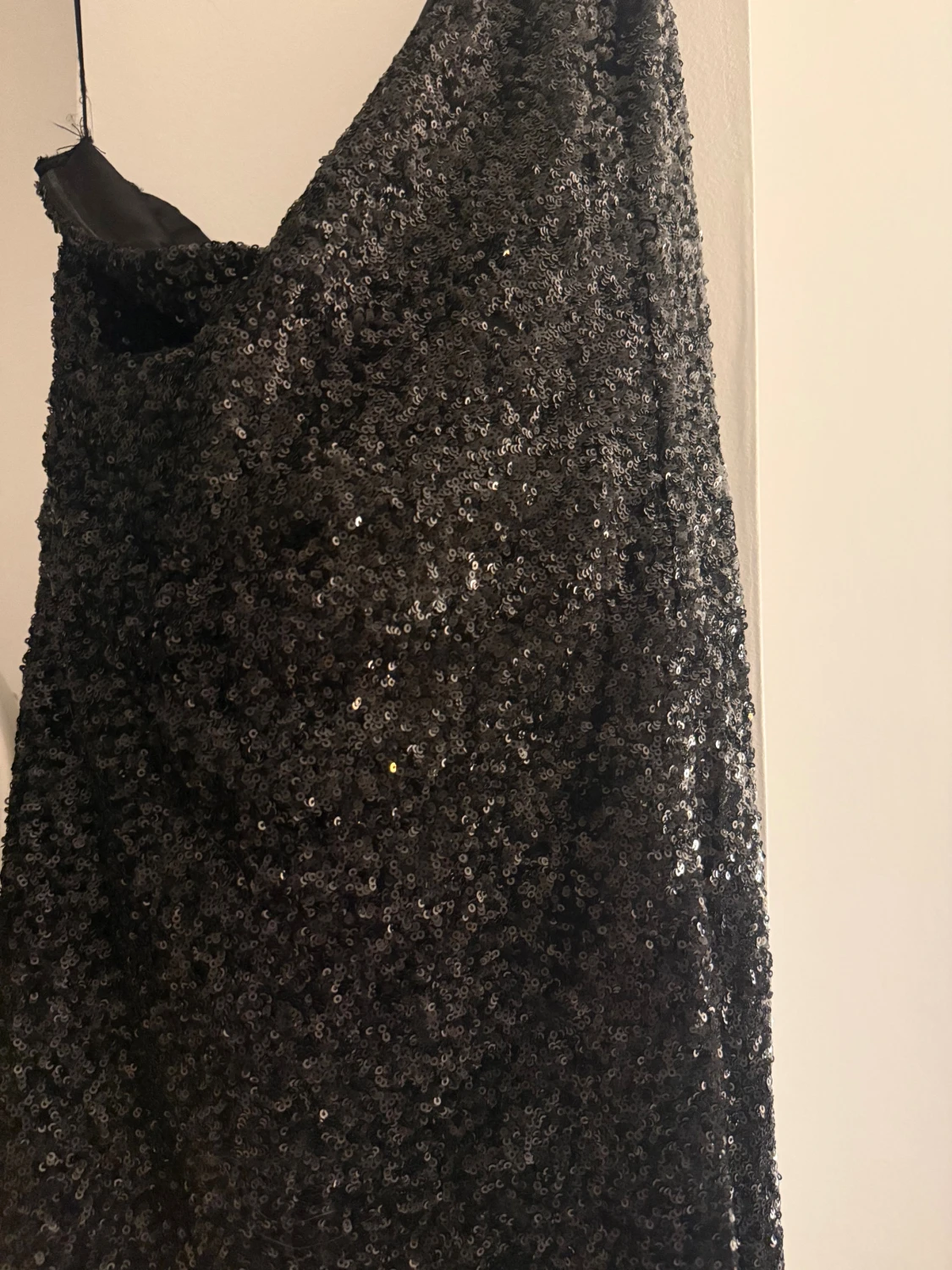 Svart paljettklänning oneshoulder - 1