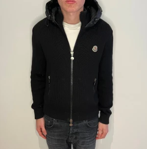 Moncler cardigan - 8,5/10 | finns ett lagat hål på ryggen, syns ej vid användning | L men passar M 