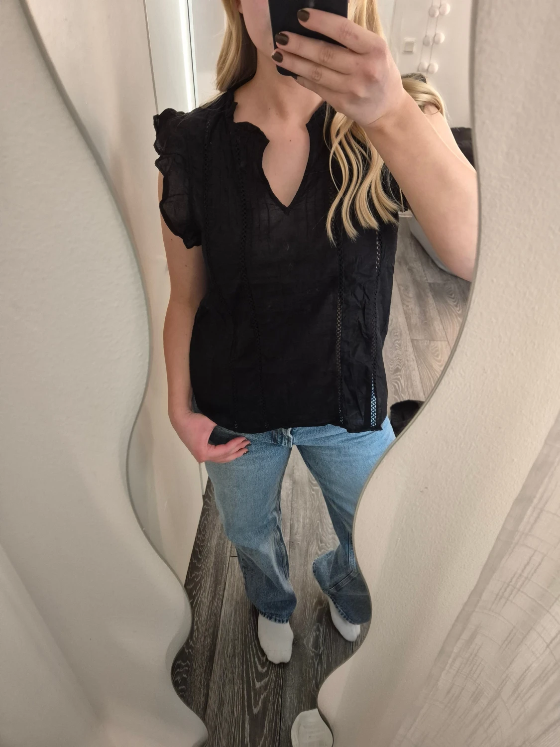 Svart blus med detaljer  - 1