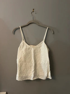 Vit broderad linnetopp Hollister XS - Säljer en jättefin topp från Hollister i XS. Köpt second hand och är i fint skick🌟 Tryck gärna på ”köp nu”