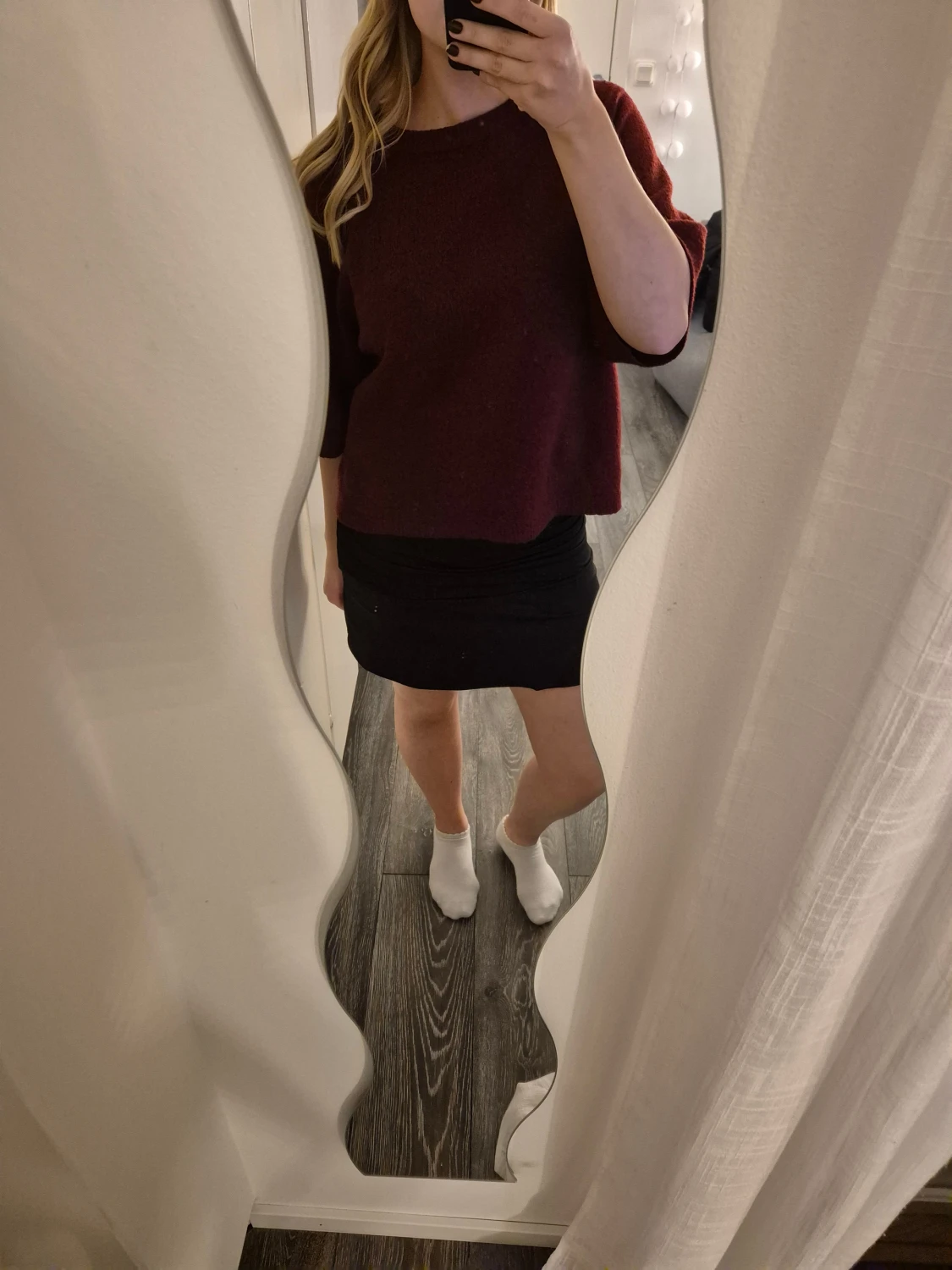 Svart kortkjol med insydda shorts