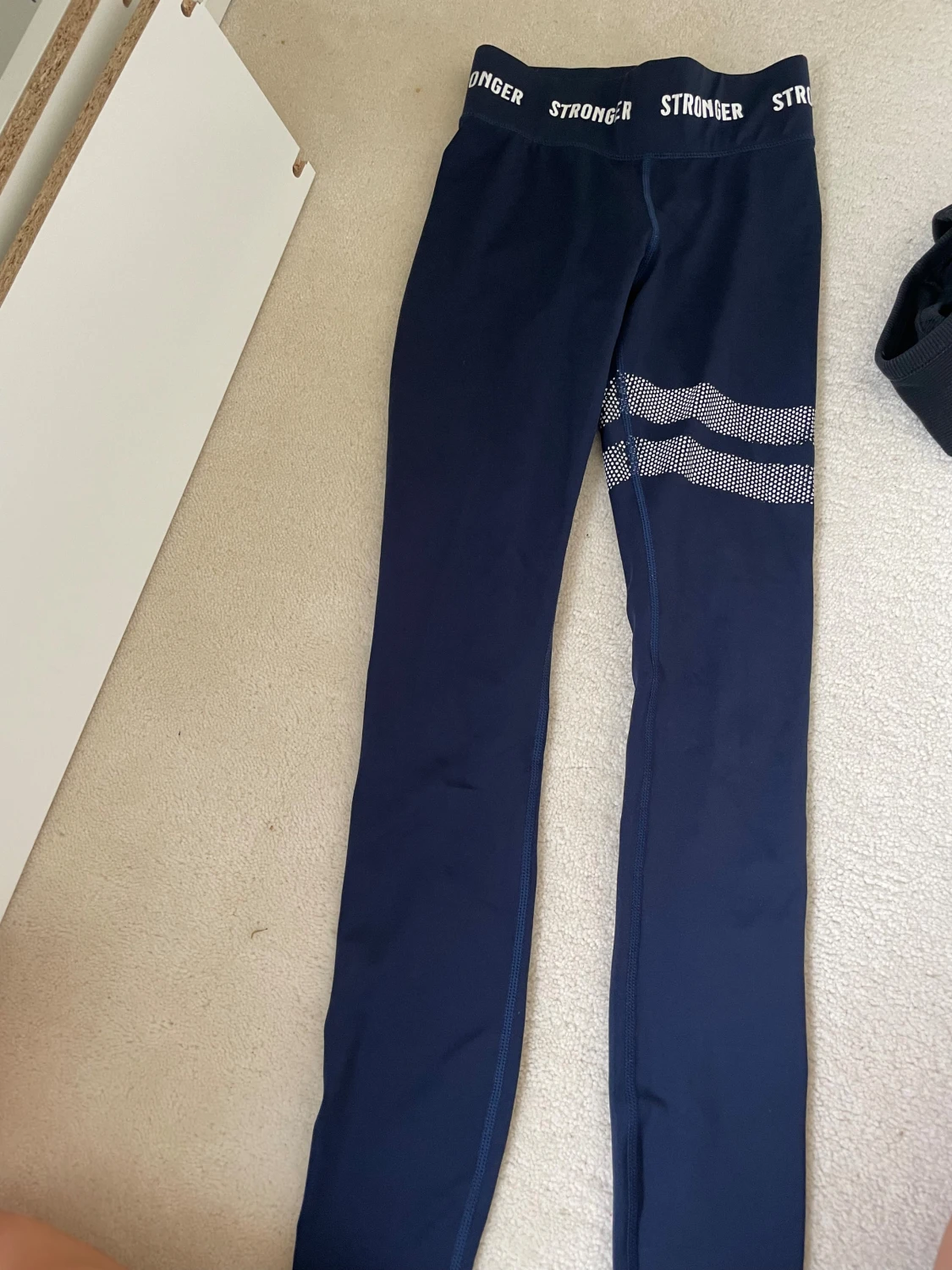 Mörkblå leggings från Stronger - 1