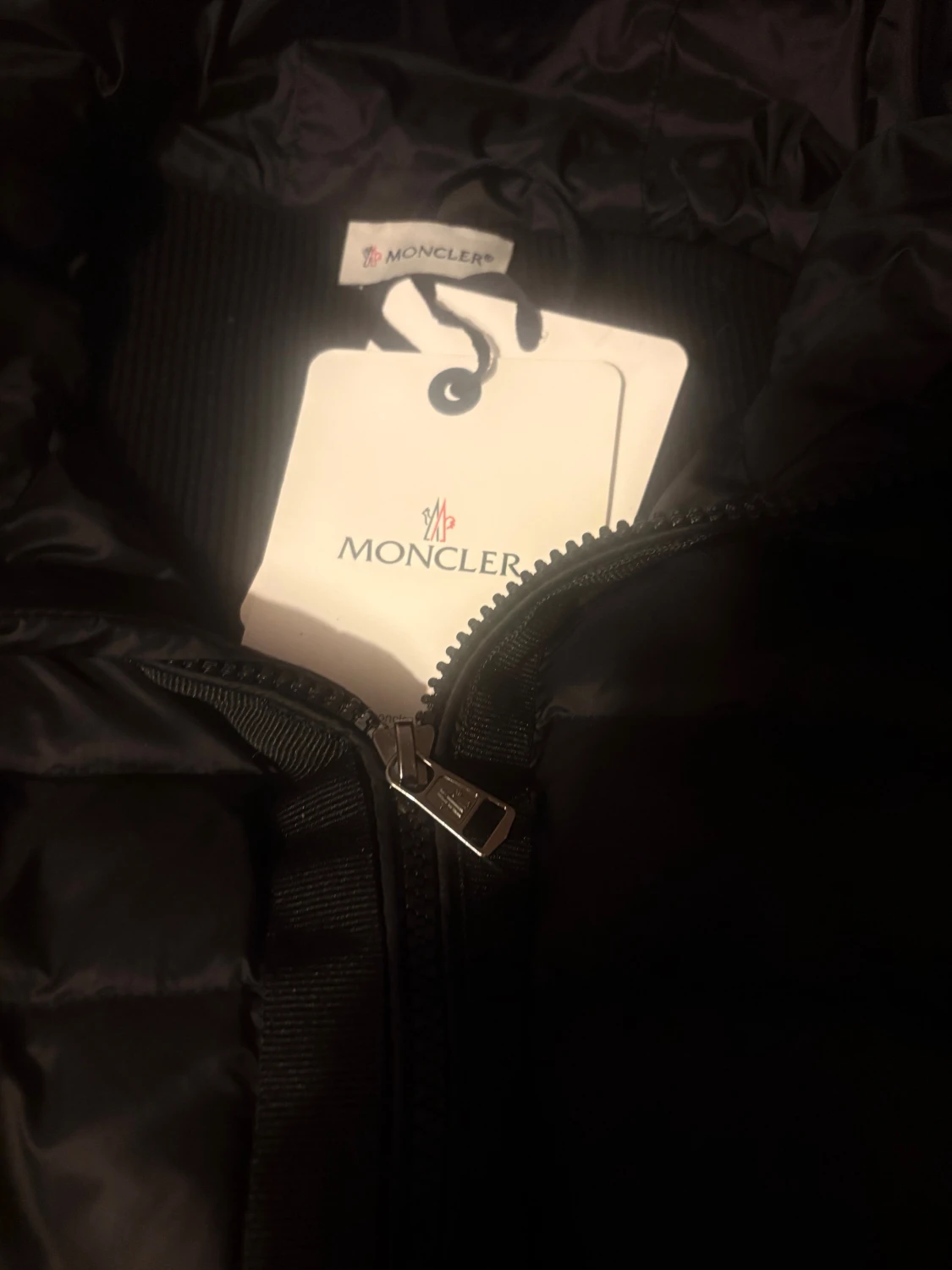 Svart Moncler dunjacka med huva - 1