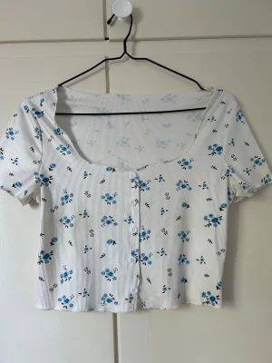 Blommig topp - Väldigt fin, stretchig och skönt material!