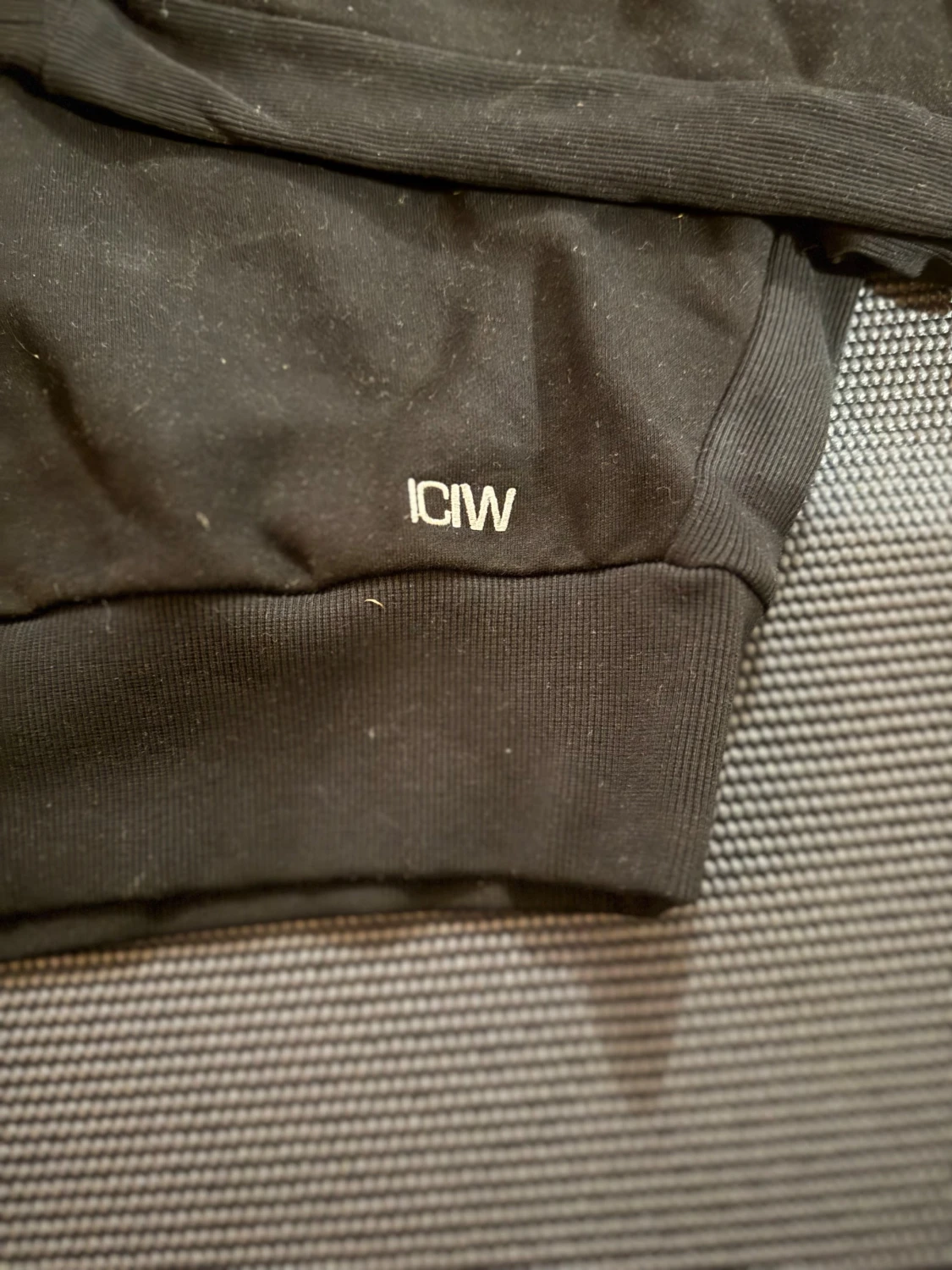 Svart sweatshirt från ICANIWILL -Croppad  - 1