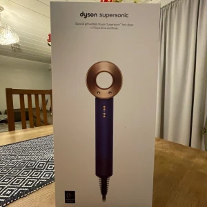 Dyson supersonic - Dyson Supersonic™ hårfön – Blå/Lila  Dyson Supersonic i blå/lila är en lyxig hårfön som kombinerar kraft, precision och skonsam hårvård. Den digitala V9-motorn och Air Multiplier™-tekniken ger snabb torkning med kontrollerat luftflöde, medan intelligent värmekontroll skyddar håret från värmeskador och bevarar glansen.  Med fyra värmelägen, tre hastigheter och magnetiska stylingmunstycken kan du enkelt anpassa torkningen efter hårtyp. Den eleganta blå/lila designen ger en modern, exklusiv känsla 