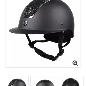 Svart ridhjälm med glitterdetalj - Snygg svart ridhjälm från HKM med glittrig panel framtill och justerbart hakband. Hjälmen har en stilren, rundad form och matt finish. Perfekt för dig som vill sticka ut i stallet med lite extra bling på utrustningen.