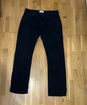 Svarta Jeans - Svarta Straight Leg Jeans som ser nya ut, väldigt fräscha och passar alla stiler.