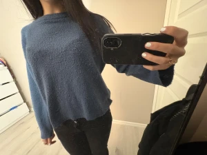 Blå stickad tröja  - En skön fin stickad tröja, perfekt nu inför vintern, inga skador💗