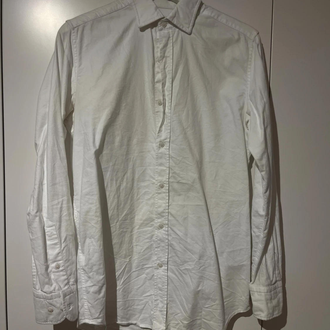 Vit klassisk skjorta med knappar från Massimo dutti