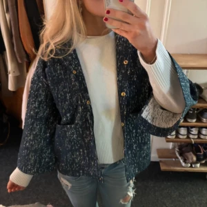 Snygg och unik jacka - Sååå cool och unik jacka/kofta 💙💙Står ingen strl men uppskattar att den är i S/M