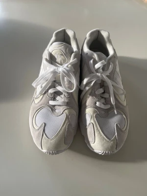 Adidas Yung-1 vita sneakers - Säljer ett par Adidas Yung-1 sneakers i vitt med ljusgrå detaljer. Skorna är knappt anvöndna, men ligger bara och skräpar. Kan tänka mig gå ner i pris.