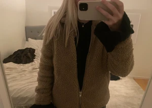 Teddyjacka - Jätte mysig ljusbrun teddyjacka. Storlek xs men passar S🤎nypris 559kr