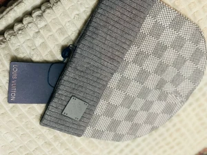 Grå vit mössa  - Mössa grå vit vill sälja den priset kan diskuteras .