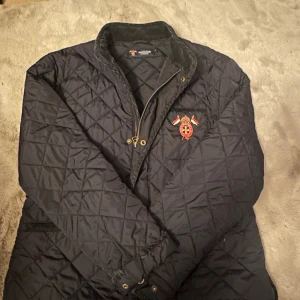 Morris jacka  - Väldigt fint skick och är en perfekt höstjacka. Den sitter som en M bild med den på kan skickas. Tveka inte på att ställa frågor. 