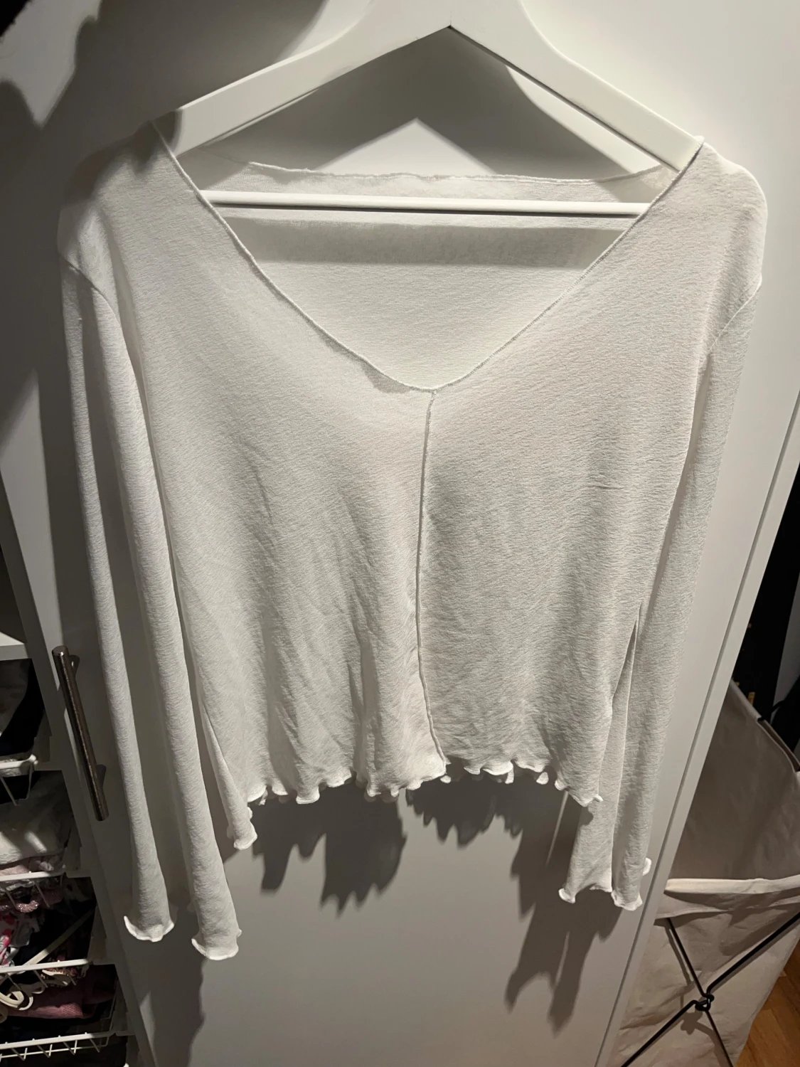 Vit långärmad topp med v-ringning - 1