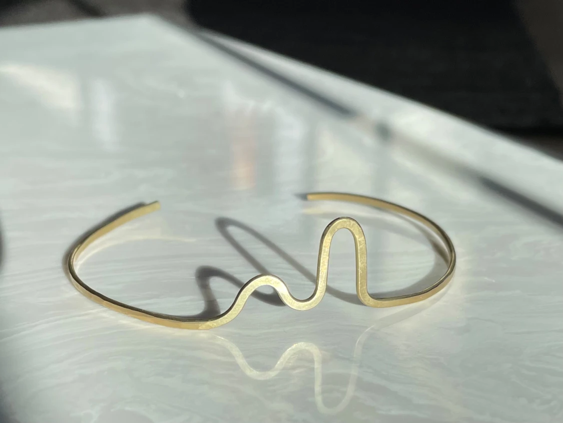 Guldigt minimalistiskt armband vågform - 2