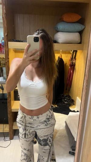 Vita paisleymönstrade byxor - Ett par snygga byxor i VÄLDIGT nice material. Der är luftigt och skönt vilket passar perfekt till sommaren. Paisleymönstrade och storlek XS. Passar mig som bär xs-s