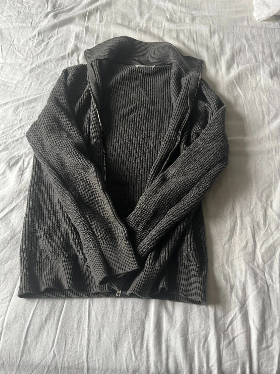 Mörkgrå ribbad kofta med dragkedja från East West