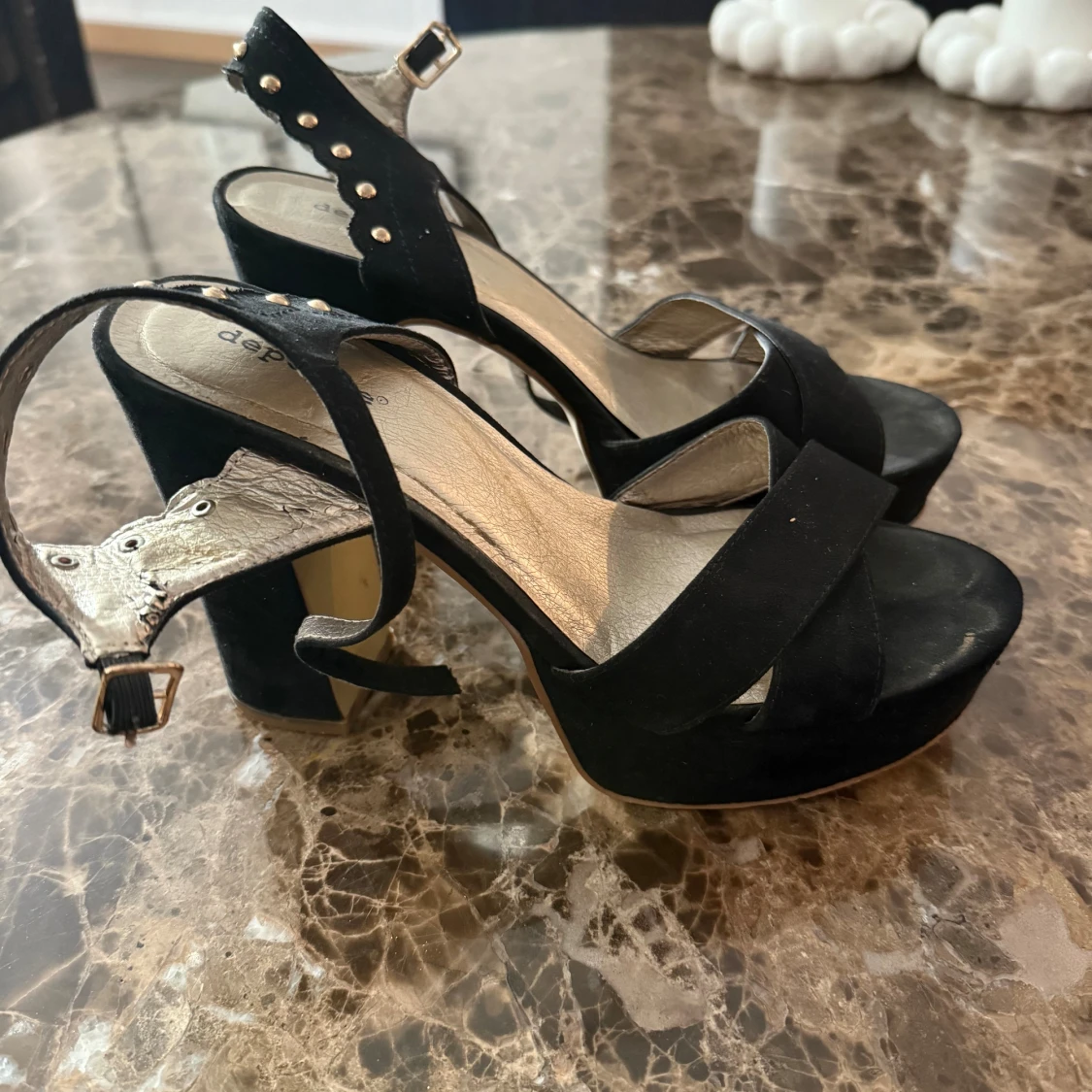 Svarta sandaler med klack och nitar