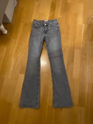 Grå bootcut jeans från Only - Snygga grå jeans från only med klassisk femficksdesign och bootcut-ben. Jeansen har normal passform och sitter låg midjat. Skriv privat för fler bilder! 💕