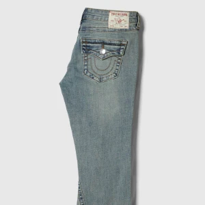 True religon jeans - Säljer dessa true religon jeans. De två första bilderna är inte mina men kan skicka flera om de behövs💓 joey lowrise modellen! 
