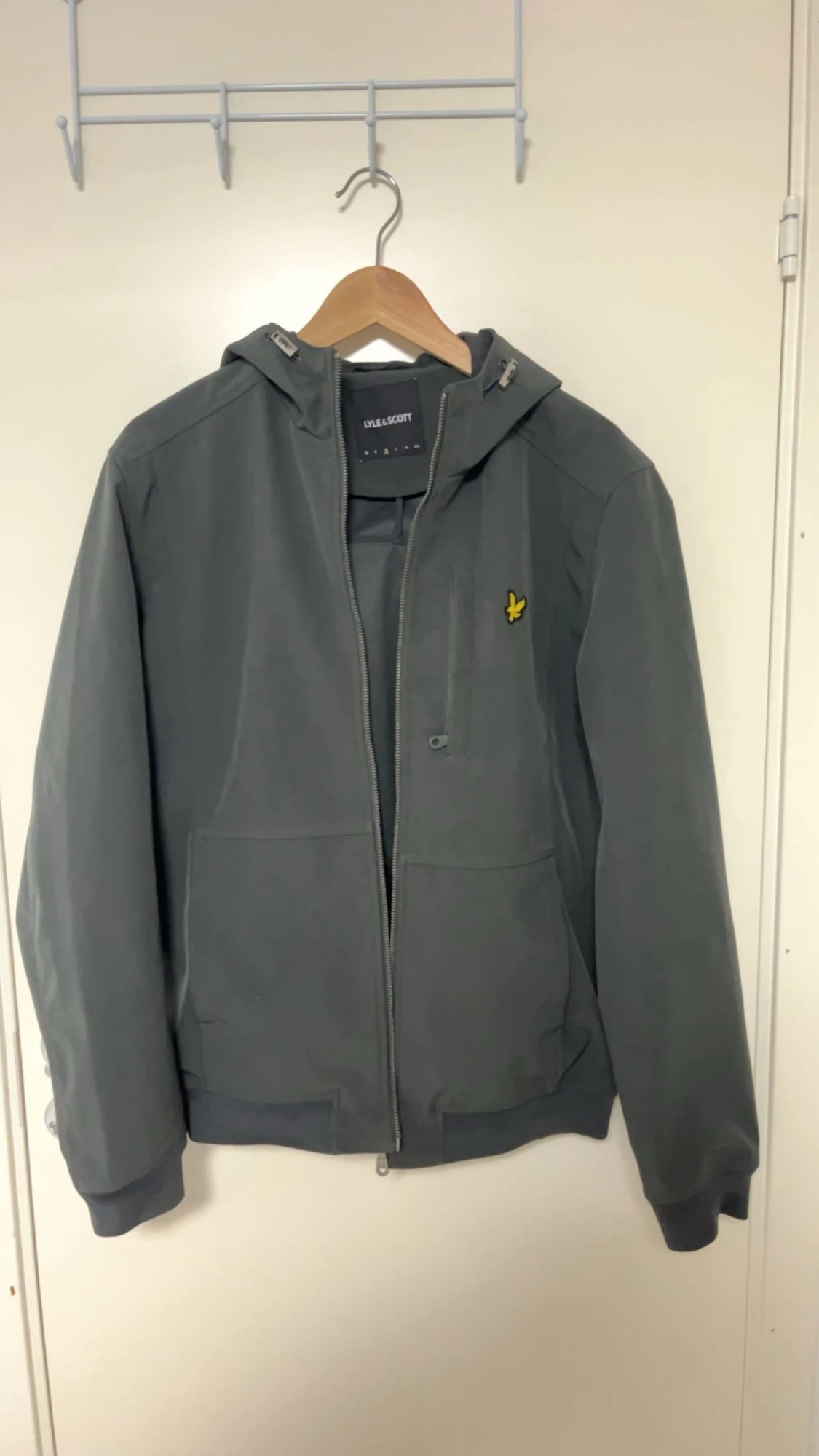 Grå vindjacka från Lyle & Scott 