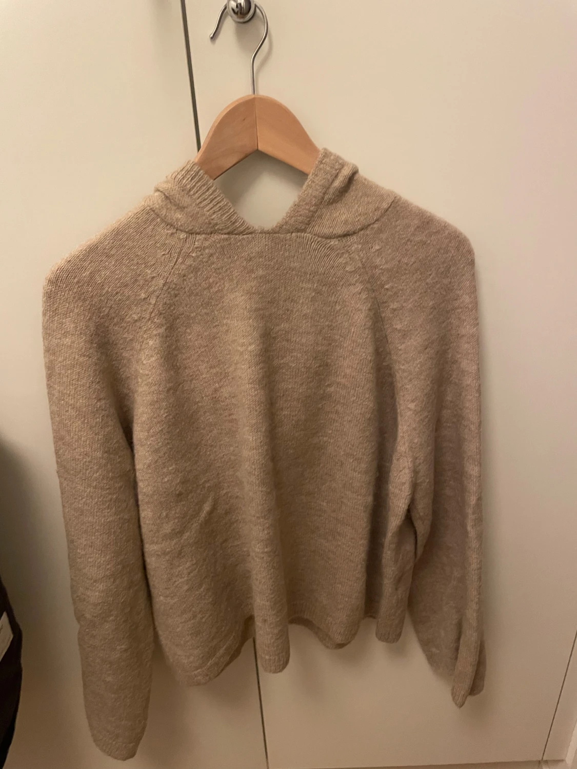 Beige stickad hoodie med huva