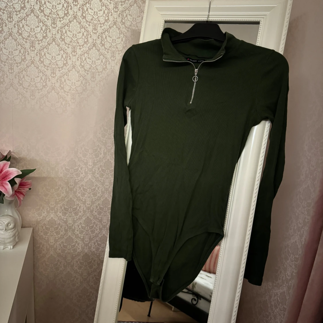 Mörkgrön ribbad bodysuit