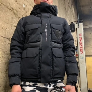 Sail racing clacier jacket  - En fräsch vinter jacka typ helt ny, använd 3 ggr Max köpt för 8000kr ny , storlek S kan passa folk med storlek M skriv om pris inte passar:)