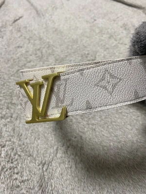 Vit bälte  - Kom privat för mer information 