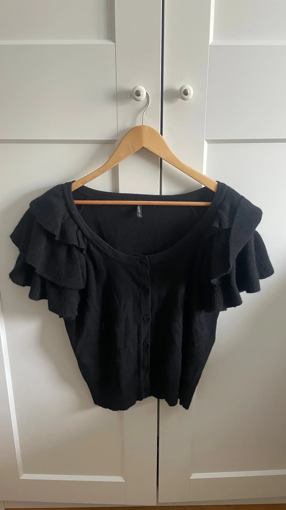 Svart stickad blus med volangärmar - 3