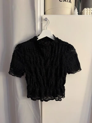 Spets topp - Söt spetstopp, skönt matrieal( stretichgt o mjukt)🙏