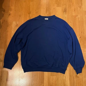 Tröja - Säljer nu den perfekta oversize sweatshirten inför höst/vintern. Säljer pga att den är lite för oversized för mig. Den sitter som en M. Köpt på Filippa K. Nypris 2400kr. Priset kan diskuteras, vill bli av med den snabbt.💗