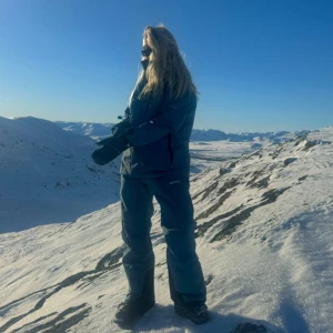 Stidställ från Montec  - Skidställ från Montec använda en säsong och i väldigt fin skick! Jackan är vadderad och i storlek L Byxorna är skalbyxor i storlek L Hör av er om ni har fler frågor☺️