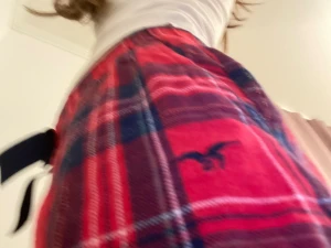 Rödrutiga byxor från Hampton Republic - Säljer ett par rödrutiga byxor från Hampton Republic med marinblå rosett i midjan. Byxorna har elastisk midja och är gjorda i mjuk bomull. Perfekta som pyjamasbyxor nu i jul💕